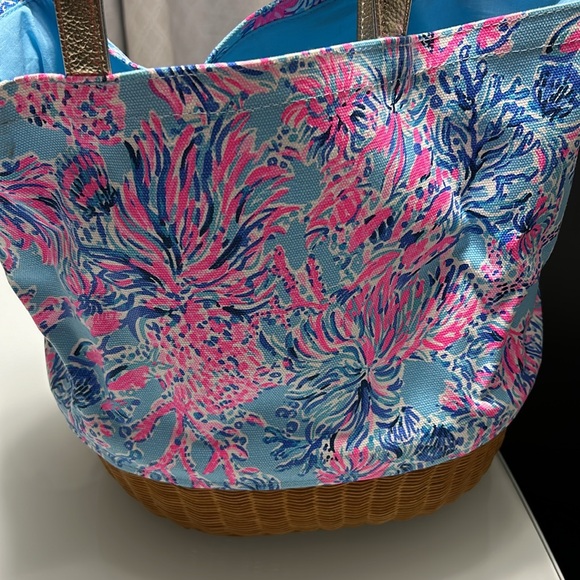 Beautiful Lilly Pulitzer tote bag and wicker case - Picture 6 of 7